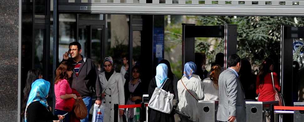 Kopftuch-Skandal an französischen Flughäfen
