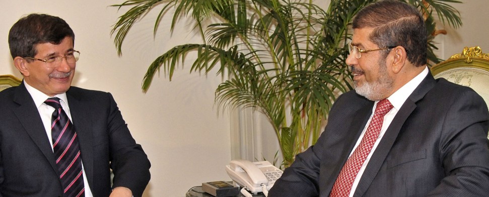 „Islamisches Quartett“ in Kairo – Morsi und Davutoğlu sprechen über Rolle Irans