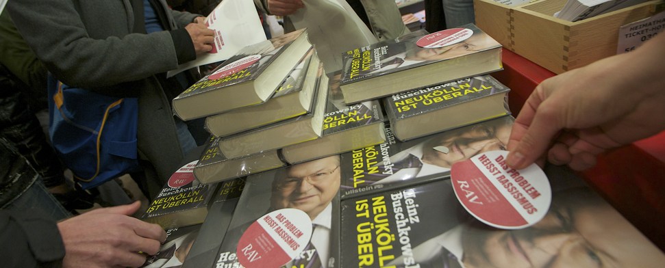 „Das Problem heißt Rassismus“: Aufkleber zieren Buschkowsky-Buch