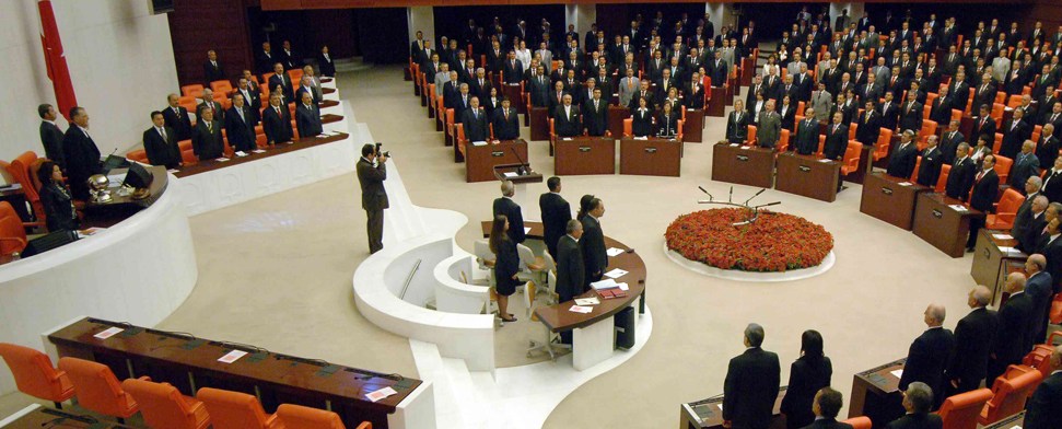 Immunität besser schützen, Vereidigung künftig auch auf „heilige Werte“