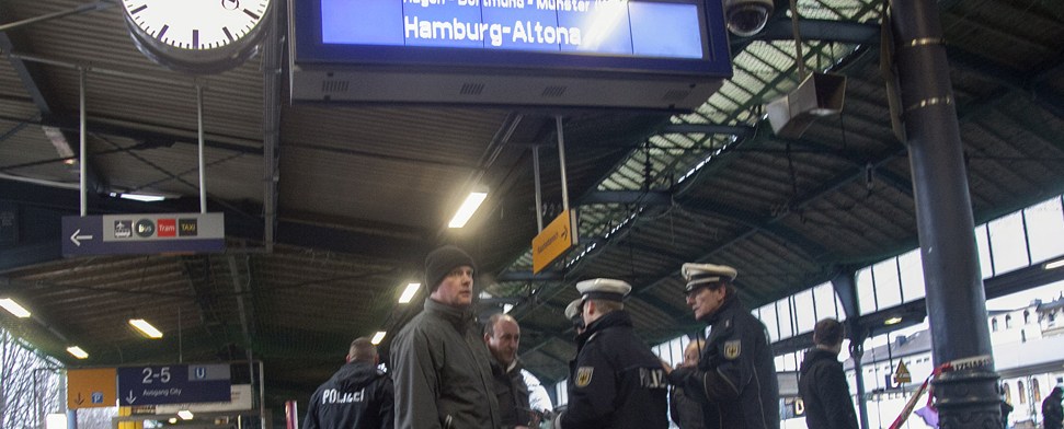 Wer steckt hinter den rätselhaften Funden auf den Bahnhöfen?