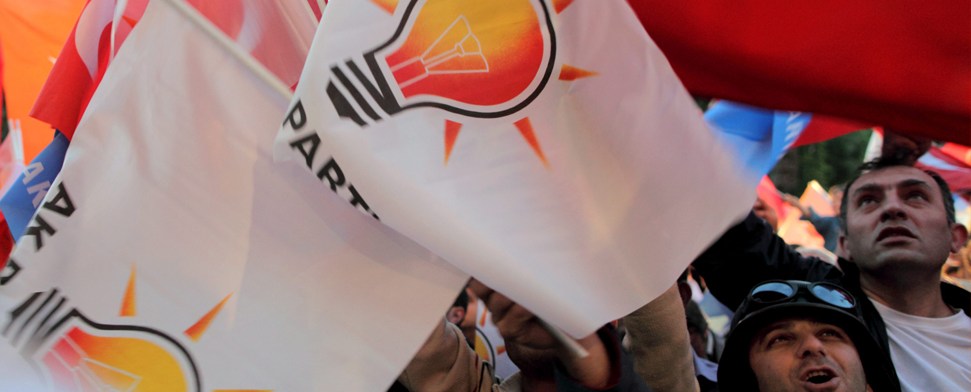 KONDA-Umfrage: AKP bleibt unangefochten in Führung