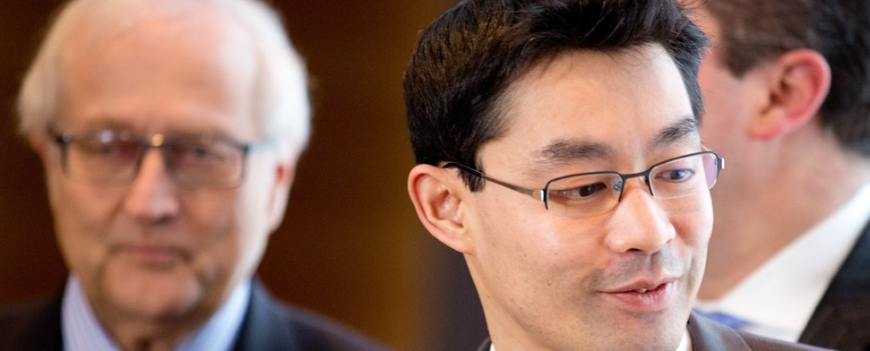 FDP-Chef Rösler bietet Rücktritt an – Brüderle „kann übernehmen“