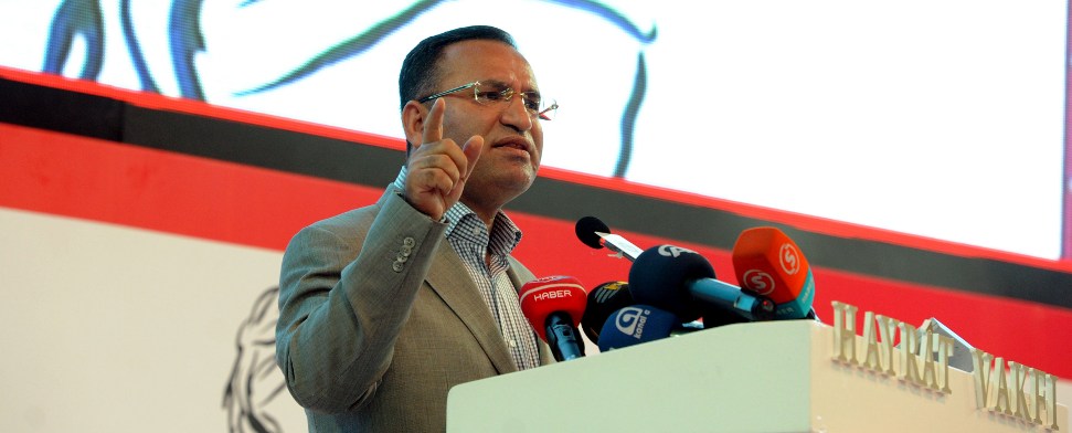 Türkischer Vize-Ministerpräsident Bozdag: Barzani spielt mit dem Feuer