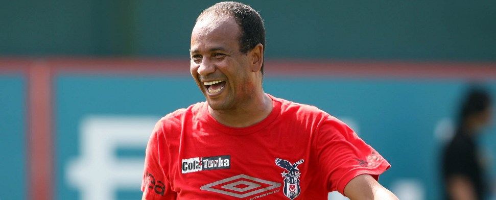 Ex-Beşiktaş-Trainer schenkt türkischer Schule in Mali ein PC-Labor