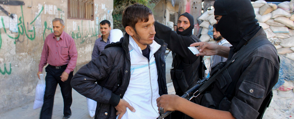 Terroristen nehmen Bewohner als lebendige Schutzschilde