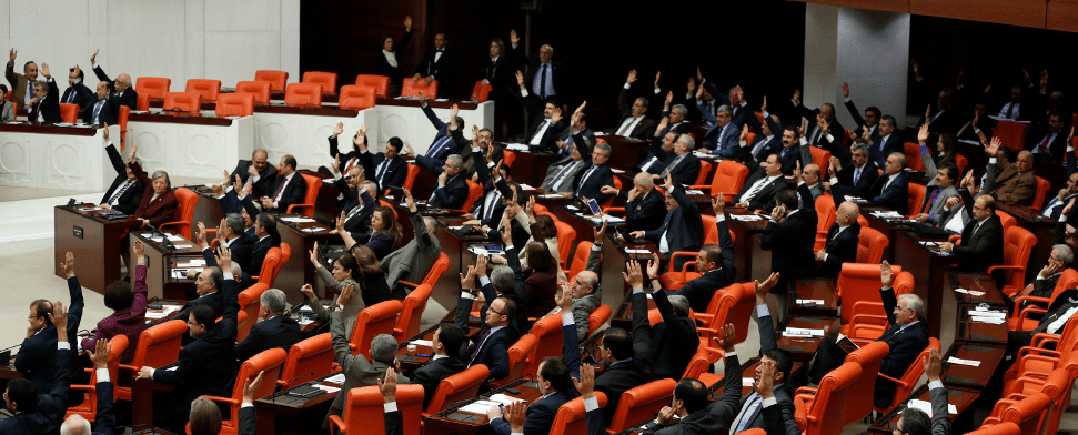 Türkei: Parlament stimmt für Schließung der Dershanes