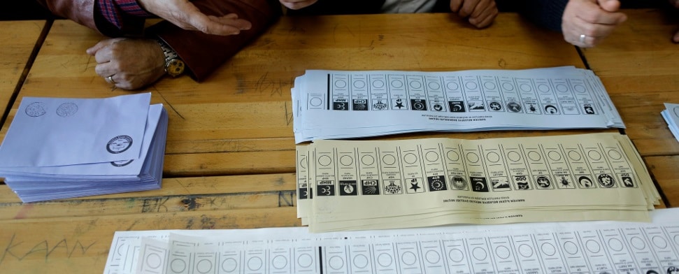 Trotz uneinheitlicher Ergebnisse: AKP landesweit vorn, CHP erklärt Sieg in Ankara