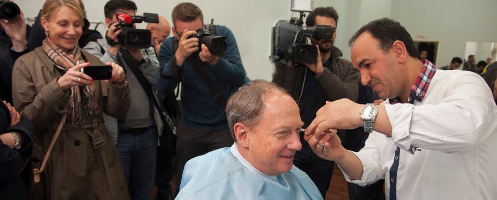 Erst Döner, dann Baklava: US-Botschafter tourt durch Kreuzberg