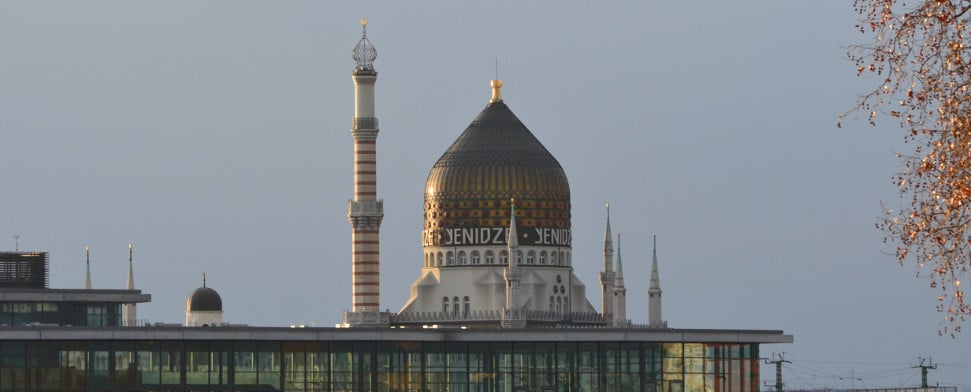 Außen Moschee, innen Zigarettenfabrik