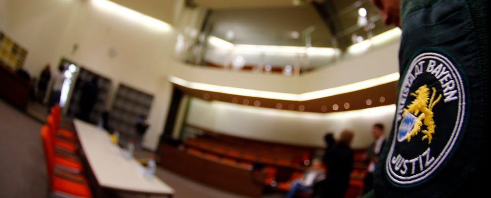 In Handschellen in den Zeugenstand?