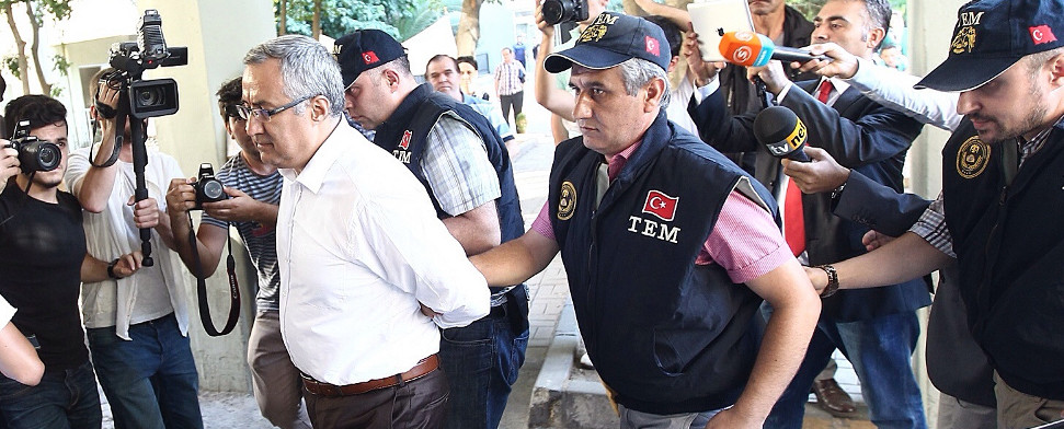 Haftbefehl gegen elf Polizisten erlassen, 38 auf freiem Fuß