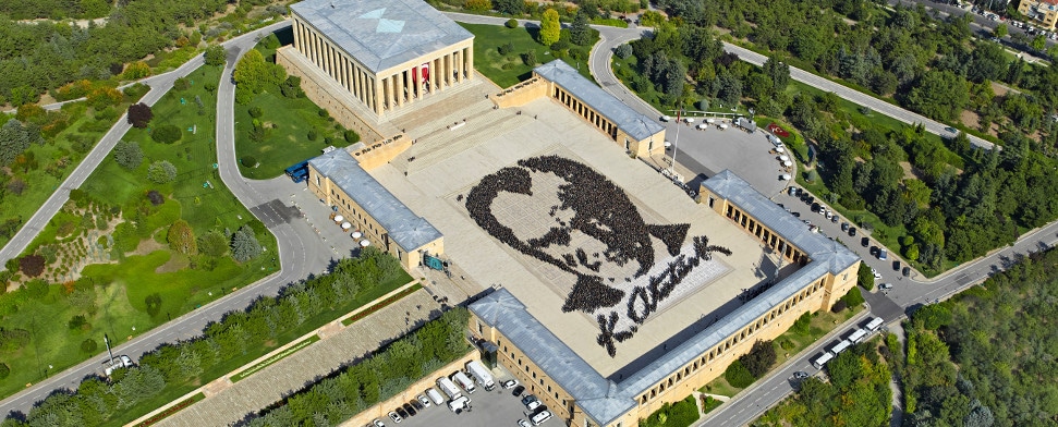 Ein lebendes Atatürk-Porträt als Weltrekordversuch