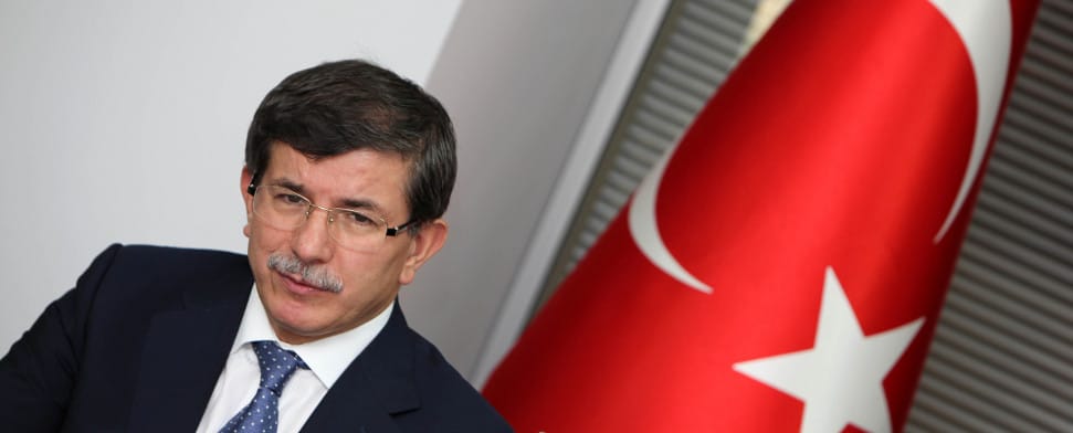 Davutoğlu: „Kein Unterschied, ob man Hitler oder Assad die Hand gibt“