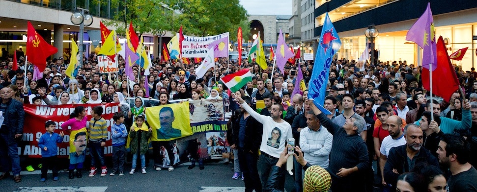 Tausende Kurden demonstrieren erneut aus Solidarität mit Kobani