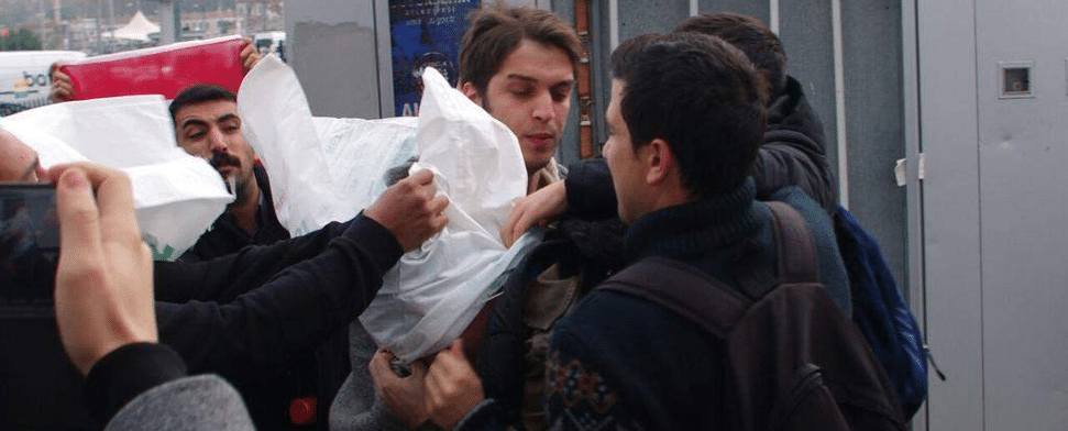 Türkische Ultranationalisten ziehen US-Matrosen Sack über den Kopf