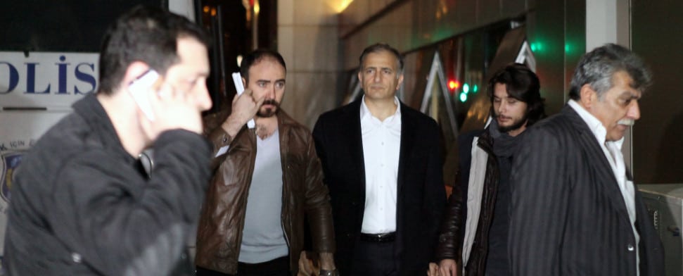 Zwei Zeitungsartikel, eine Serie und eine Terrororganisation