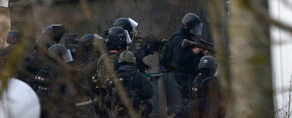 Polizei stürmt, drei Attentäter und mehrere Geiseln in Paris tot
