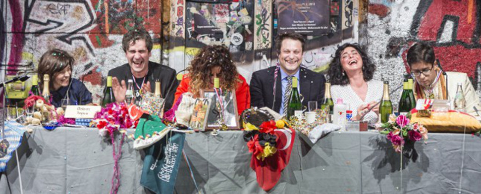 Hate Poetry: „Selbst Hitler verstand mehr von Fußball als Sie“