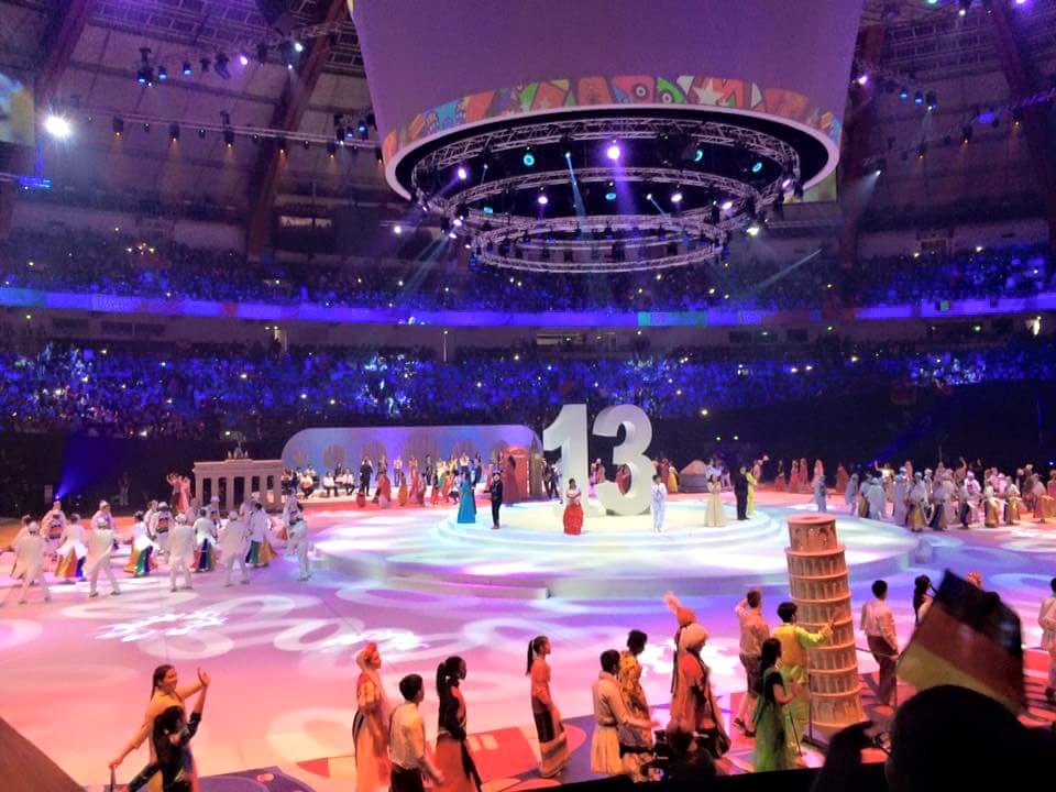 12.000 Menschen feiern begeistert die „Farben der Welt“