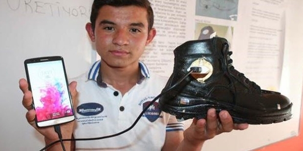 Türkei: Schüler erfindet Handy-Ladegerät am Schuh
