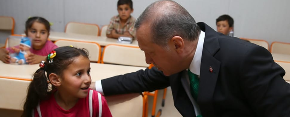 Im Wahlkampf aktiver und parteiischer Erdoğan will Verfassung nicht missachtet haben