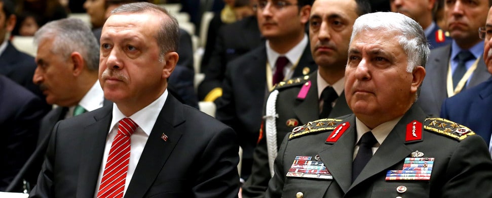 Debatte um Syrien-Einmarsch: Erdoğan rührt Kriegstrommel, was machen die Militärs?