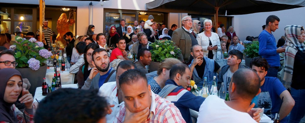 Deutscher Millionär Näder lädt 300 Flüchtlinge zum Iftar ein