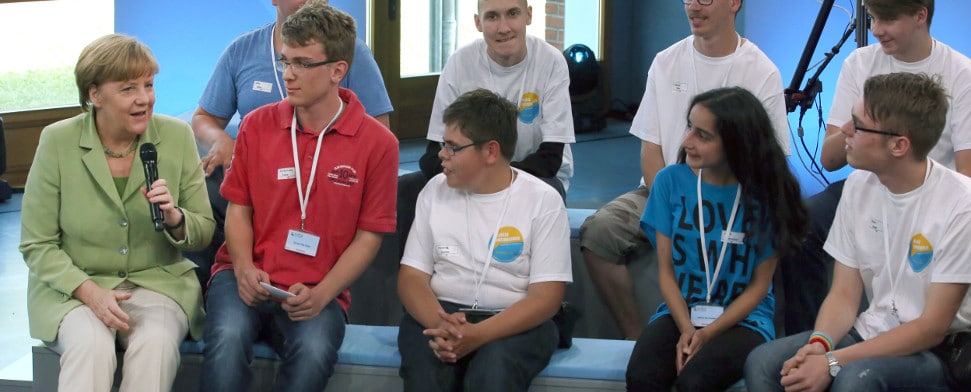 Flüchtlingsmädchen weint vor Kanzlerin – Merkel: „Du hast das doch prima gemacht“