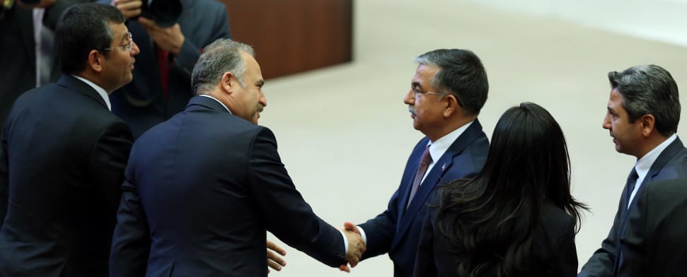 AKP gewinnt – Bahçeli verweigert sich der Zusammenarbeit mit der HDP