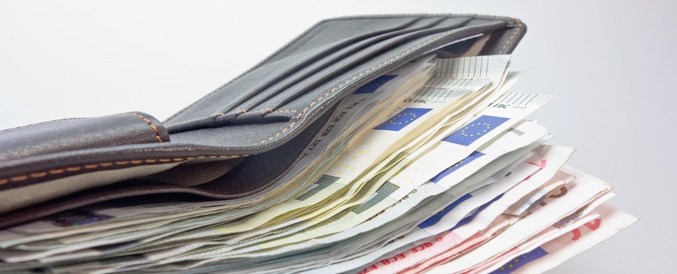 Flüchtling gibt verlorenen Geldbeutel mit über 1.000 Euro bei der Polizei ab