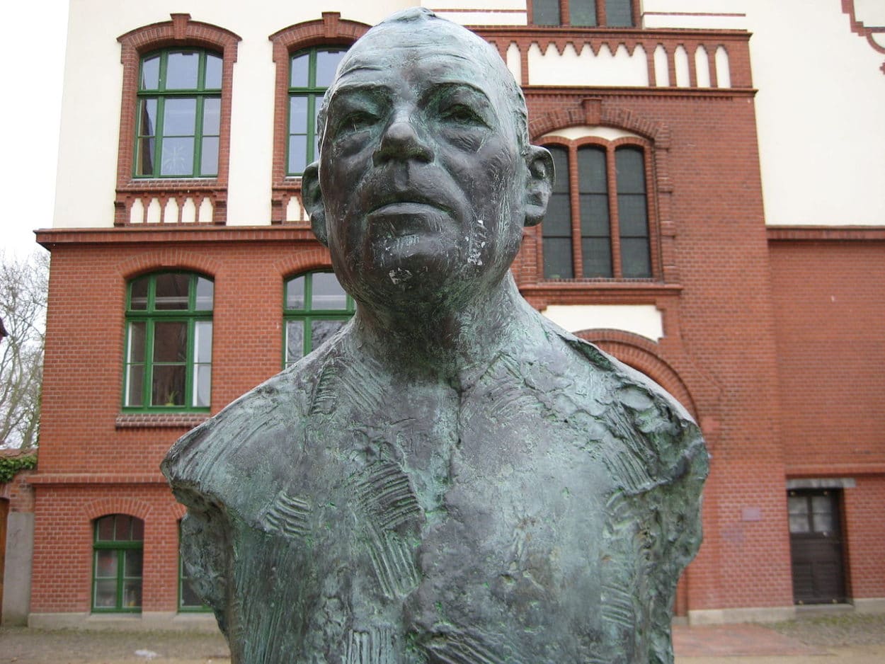 Skulptur eines Flüchtlings: Uwe Johnson