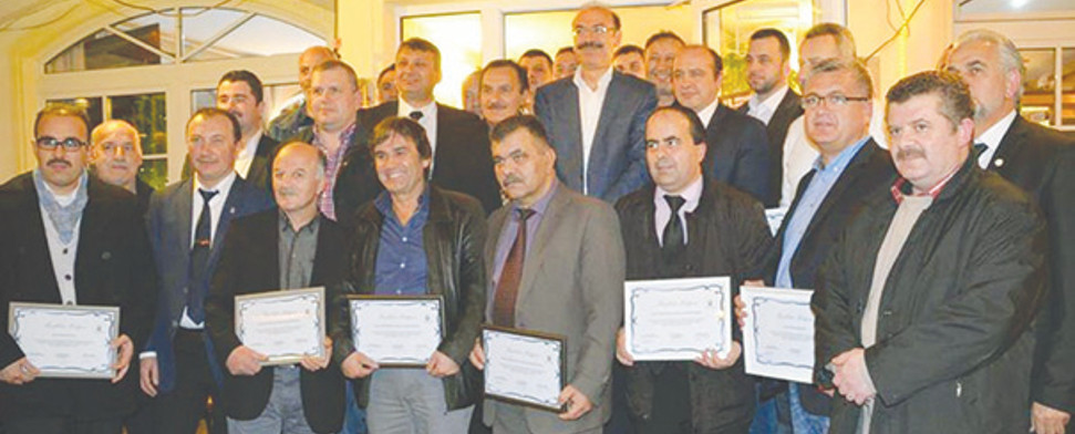 Wahlhilfe aus Deutschland: AKP-Lobbyorganisation übergibt Imamen Dankesurkunden