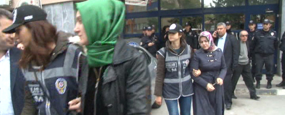 Frauen wie Schwerverbrecher abgeführt: Hexenjagd der AKP erreicht neuen Tiefpunkt