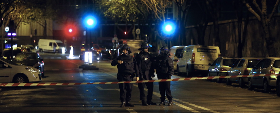 Anschläge in Paris: Über 60 Tote, Hollande verhängt Ausnahmezustand und schließt Grenzen