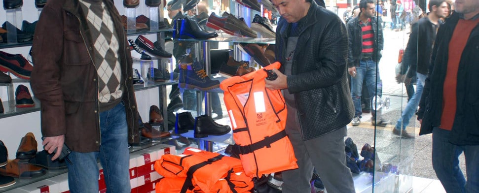 Izmir: Türkische Polizei entdeckt Fälscherwerkstatt für Rettungswesten