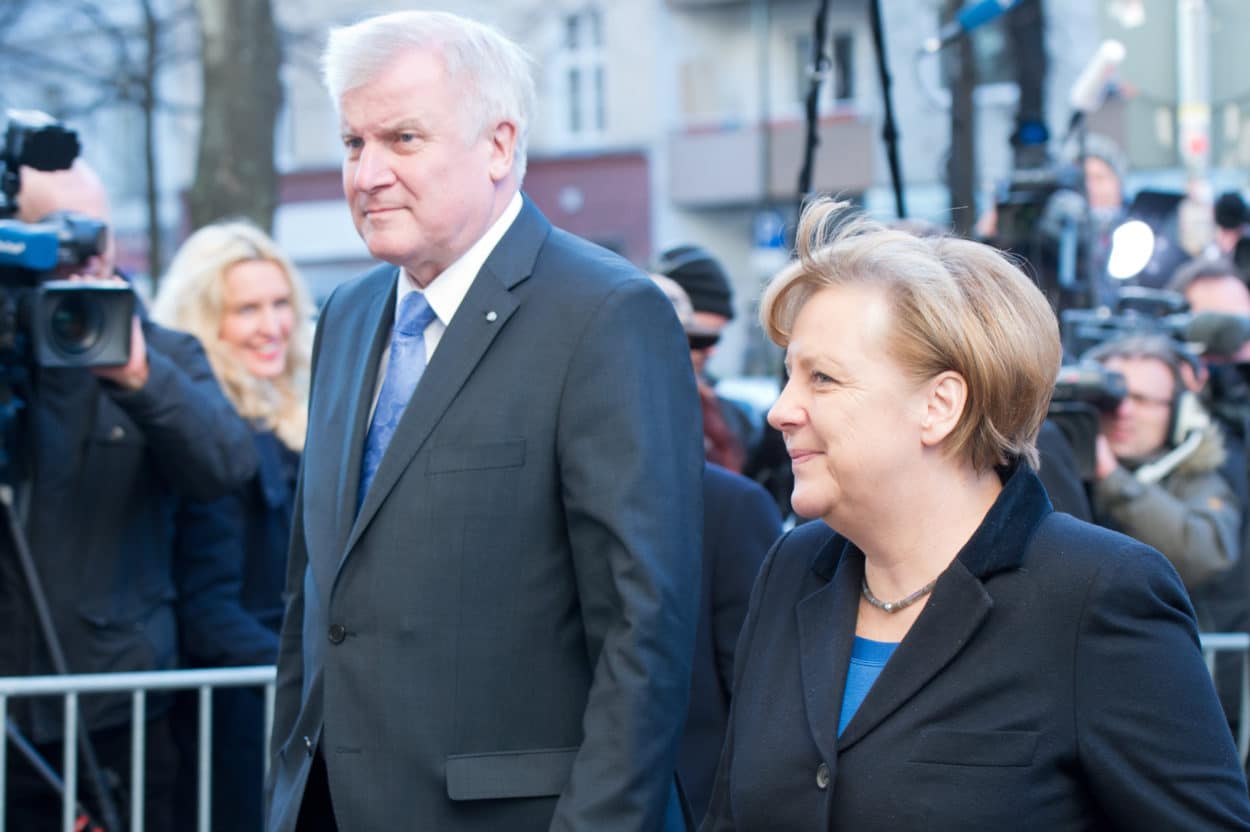 Seehofer greift Merkel und Erdoğan an
