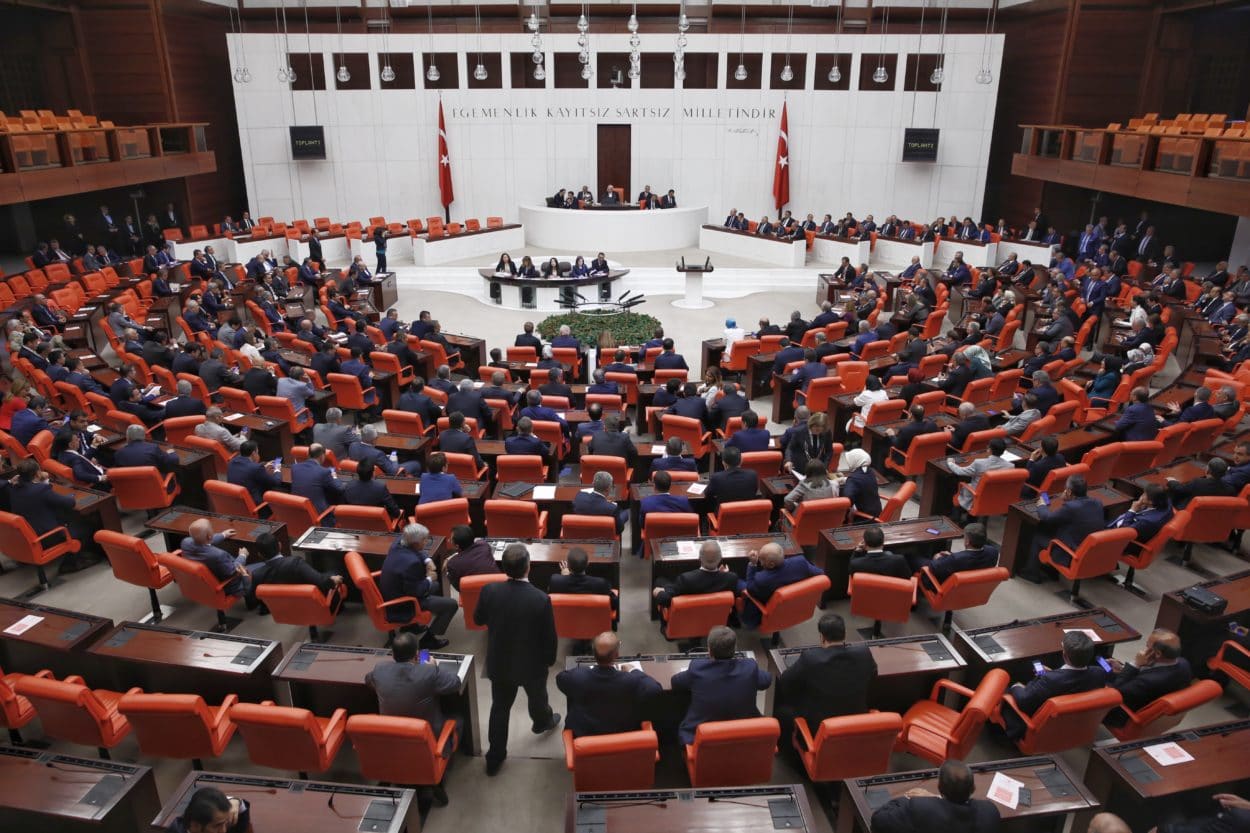 Mit Radau und Flaschenwürfen: Enwurf für das Präsidialsystem kommt ins Parlament