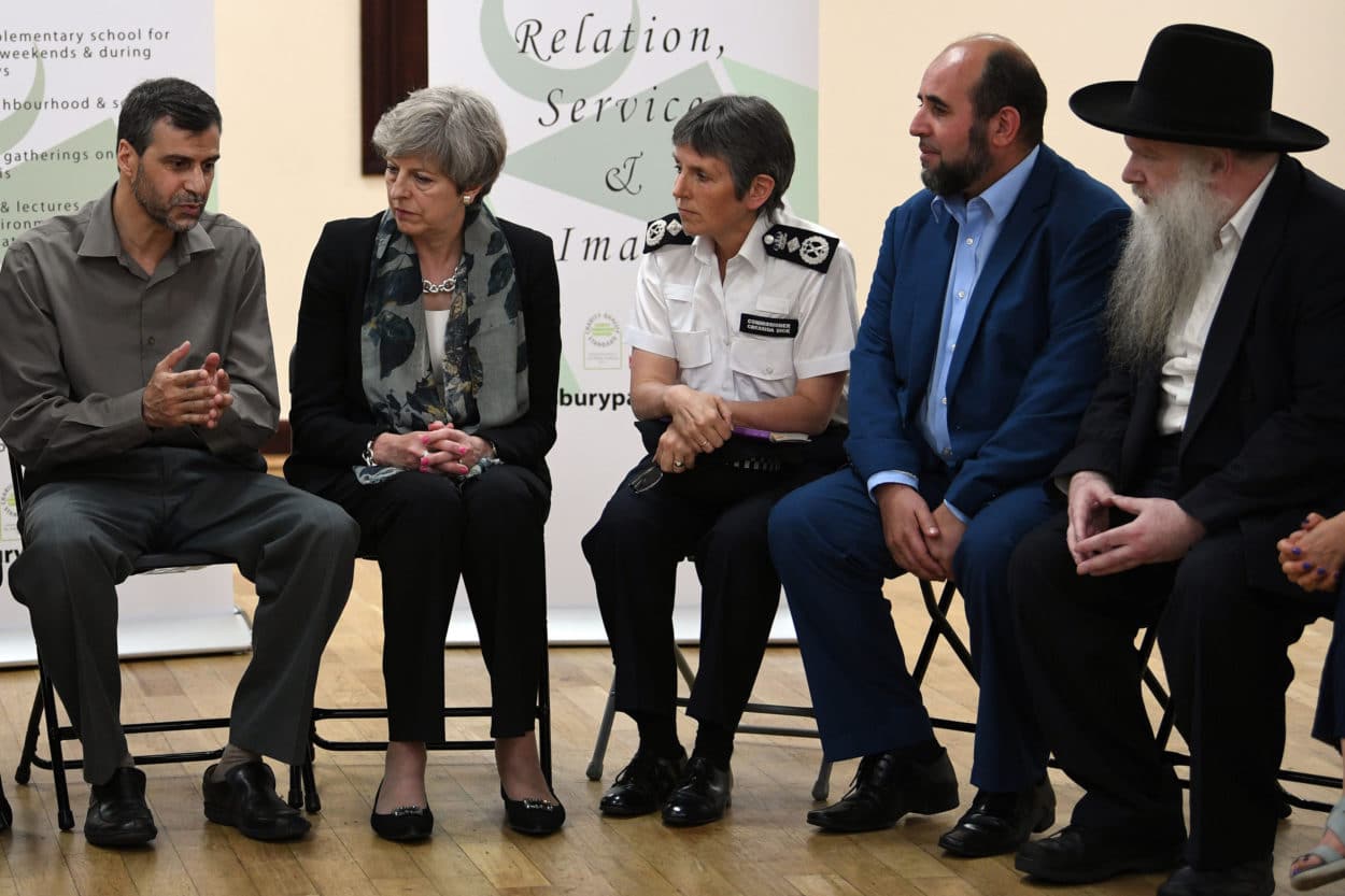 Premierministerin May besucht Tatort: Hass und Extremismus vertreiben