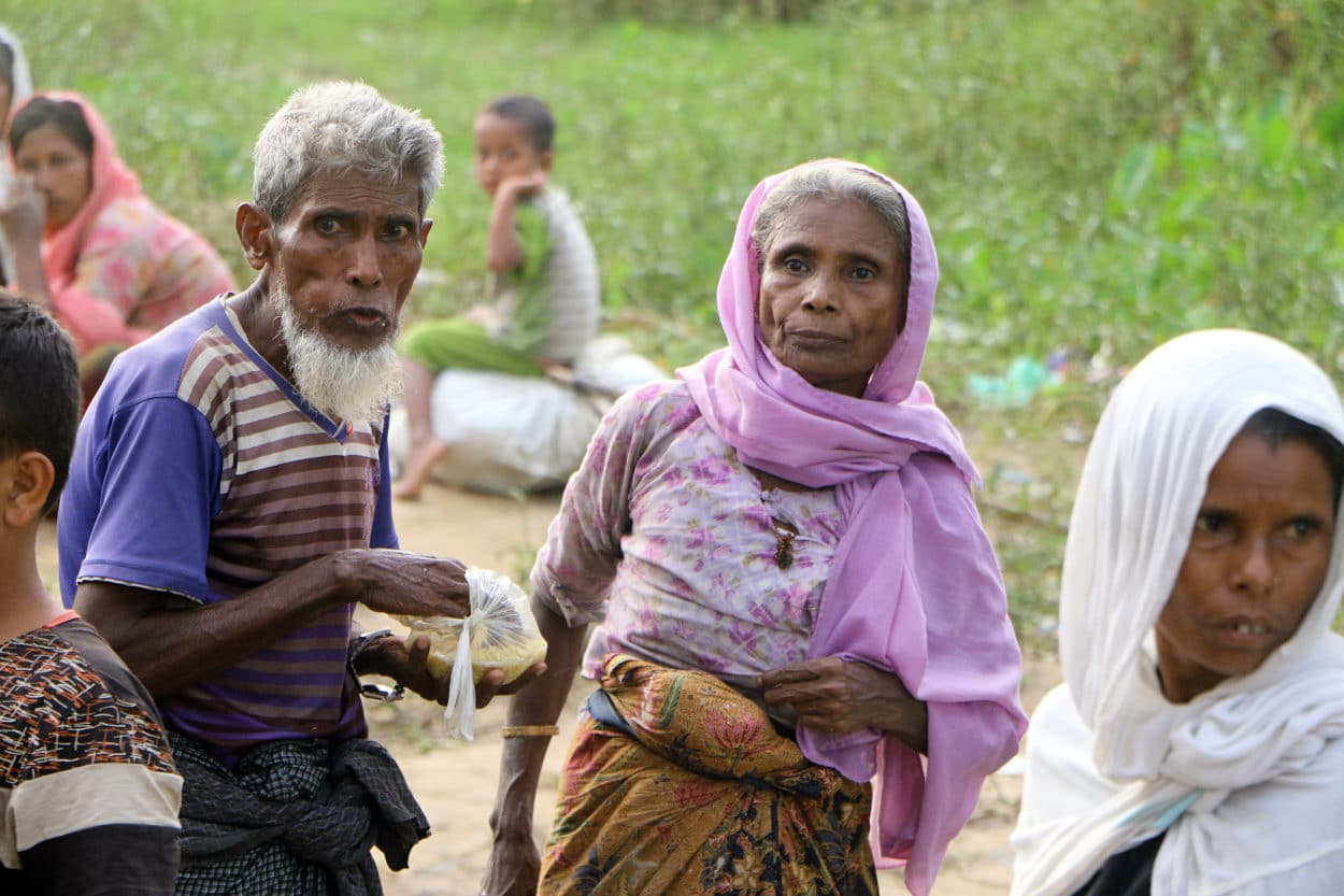 Mindestens 300 000 Rohingya nach Bangladesch geflüchtet