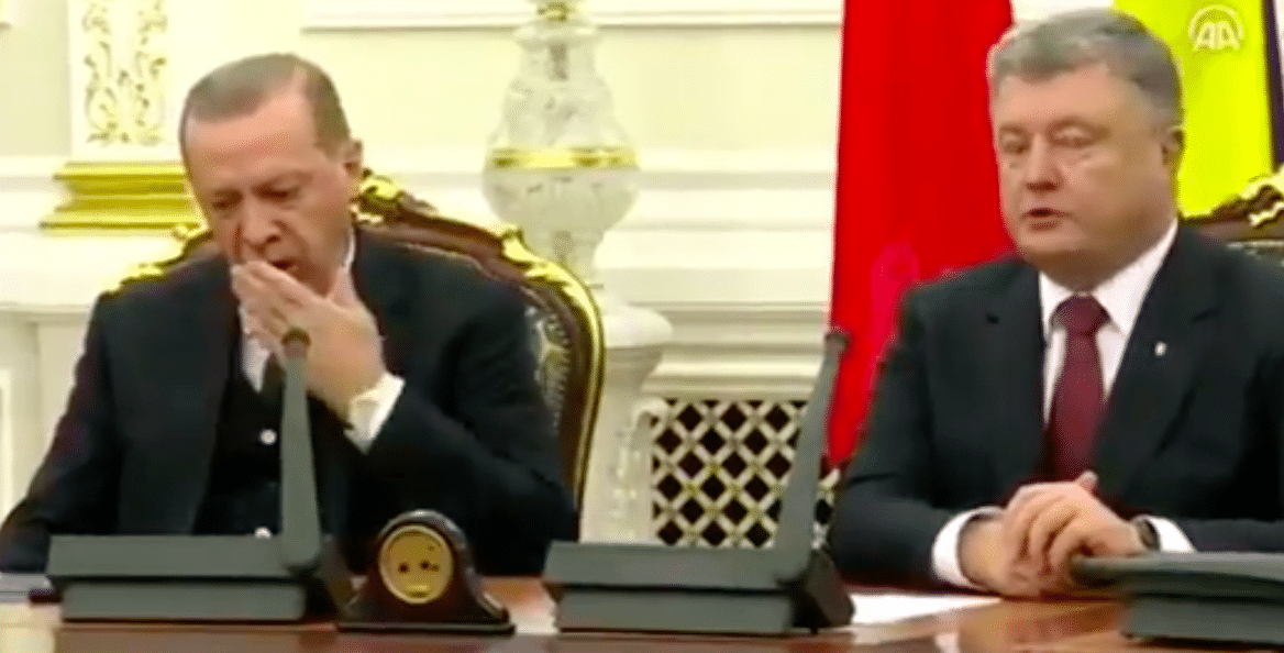 Erdogan schläft während PK mit Poroschenko