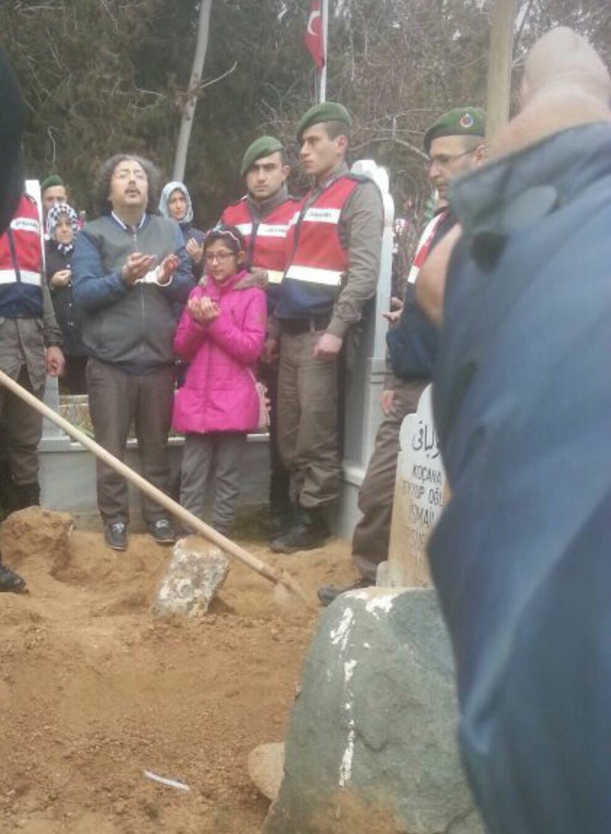 Nur in Handschellen: Inhaftierter Vater auf Beerdigung von Sohn
