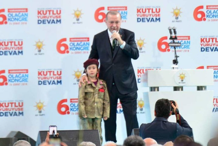 Erdogan weist weinendes Mädchen in Soldatenuniform zurecht