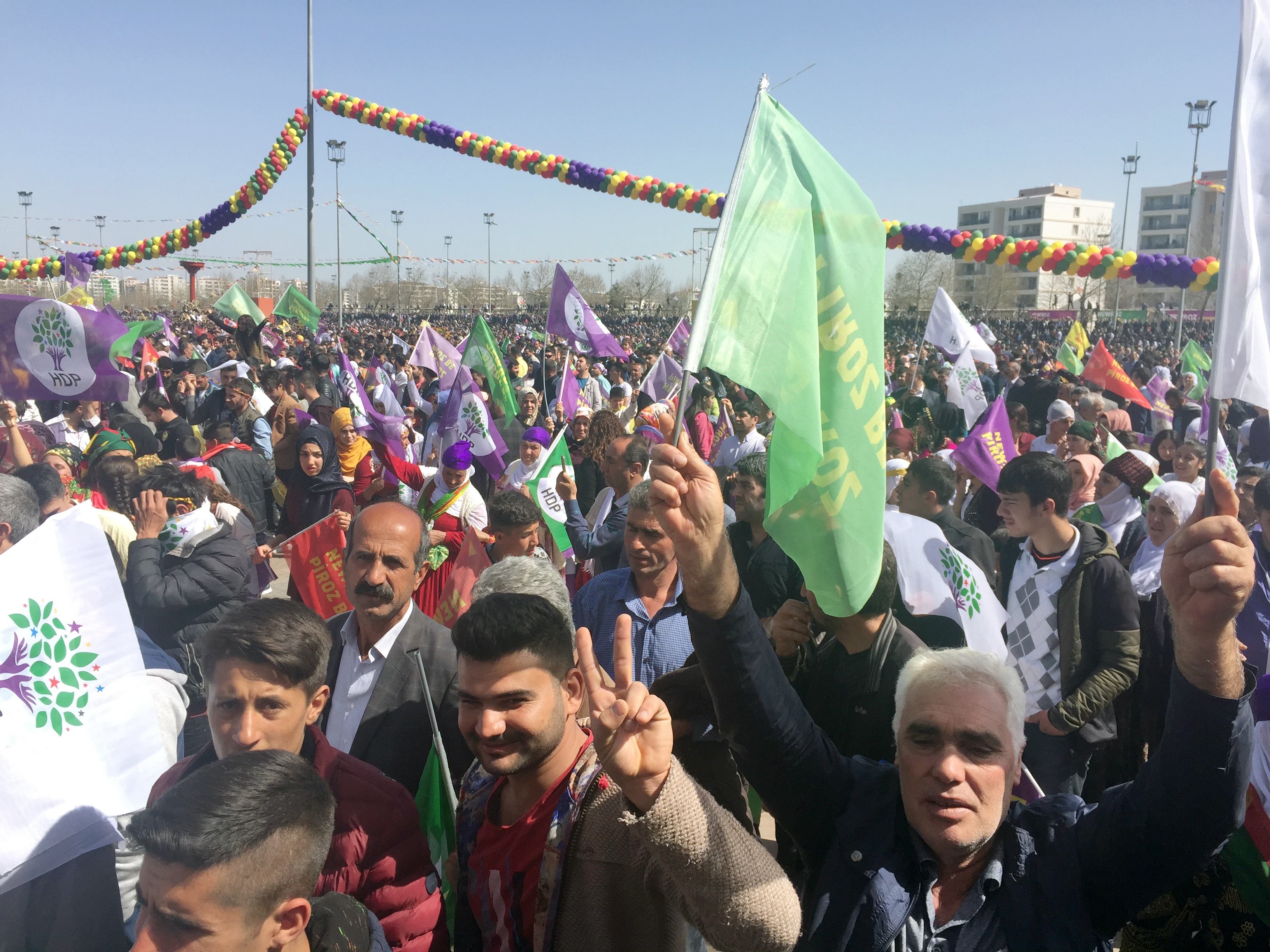 Nevruz: Zehntausende feiern in Diyarbakır