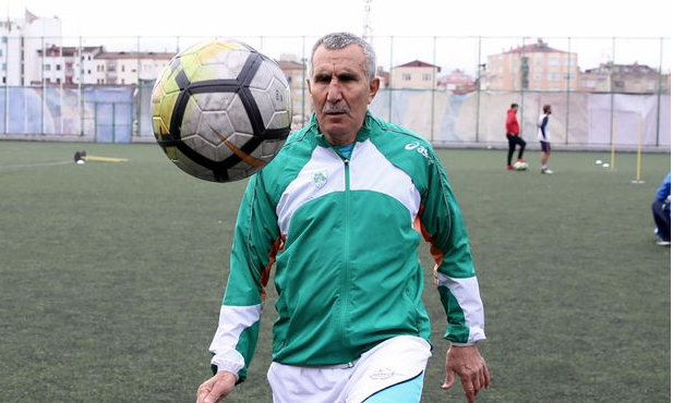 Transfer mit 69 Jahren: „Şerif Amca“ begeistert junge Fußballer