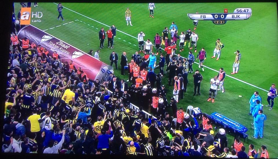 Skandal-Derby in Istanbul: Werfer nach Kopfverletzung von Senol Günes festgenommen