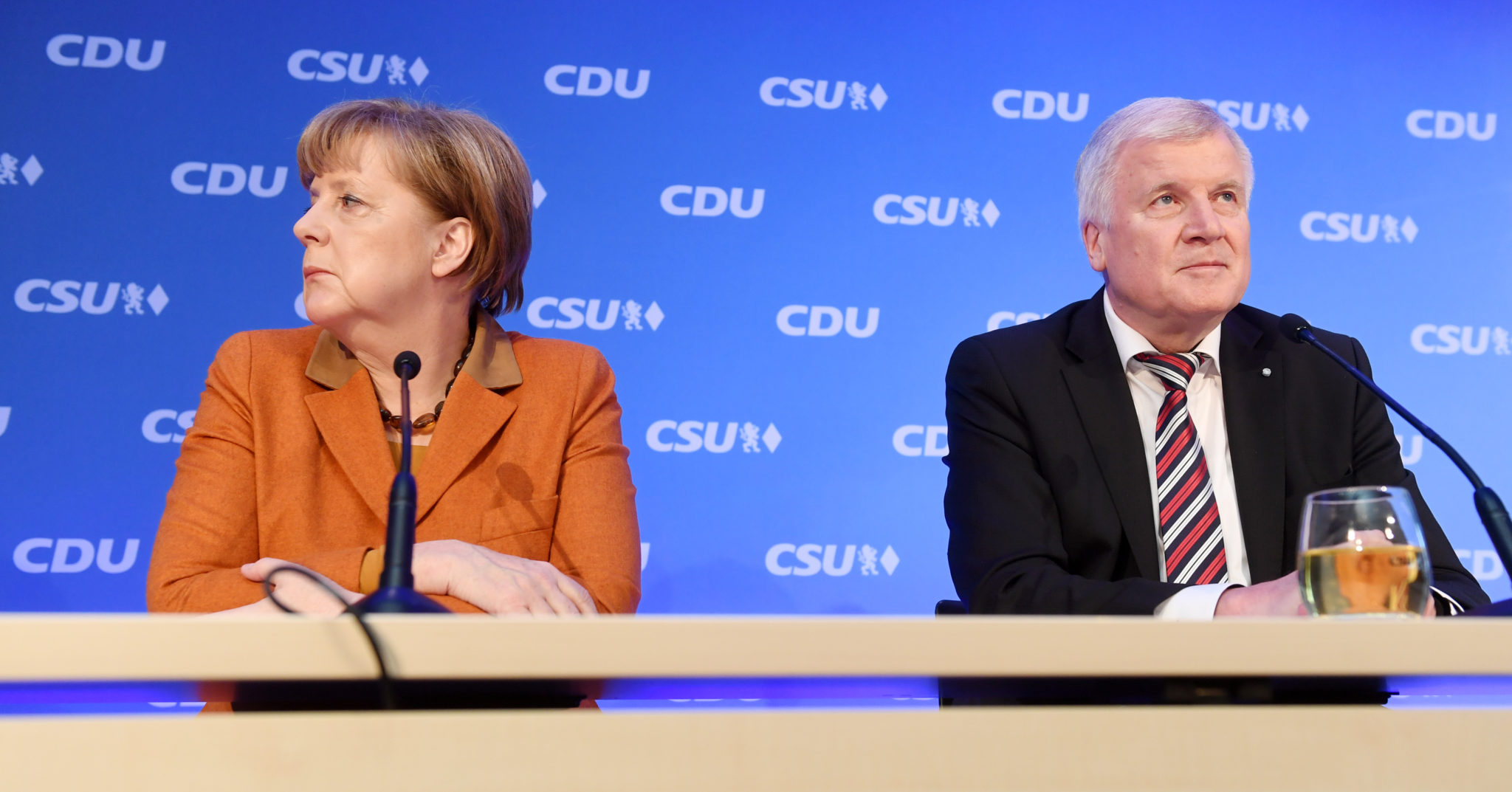CSU-Vorstand unterbricht Sitzung nach Seehofers Rücktrittsankündigung