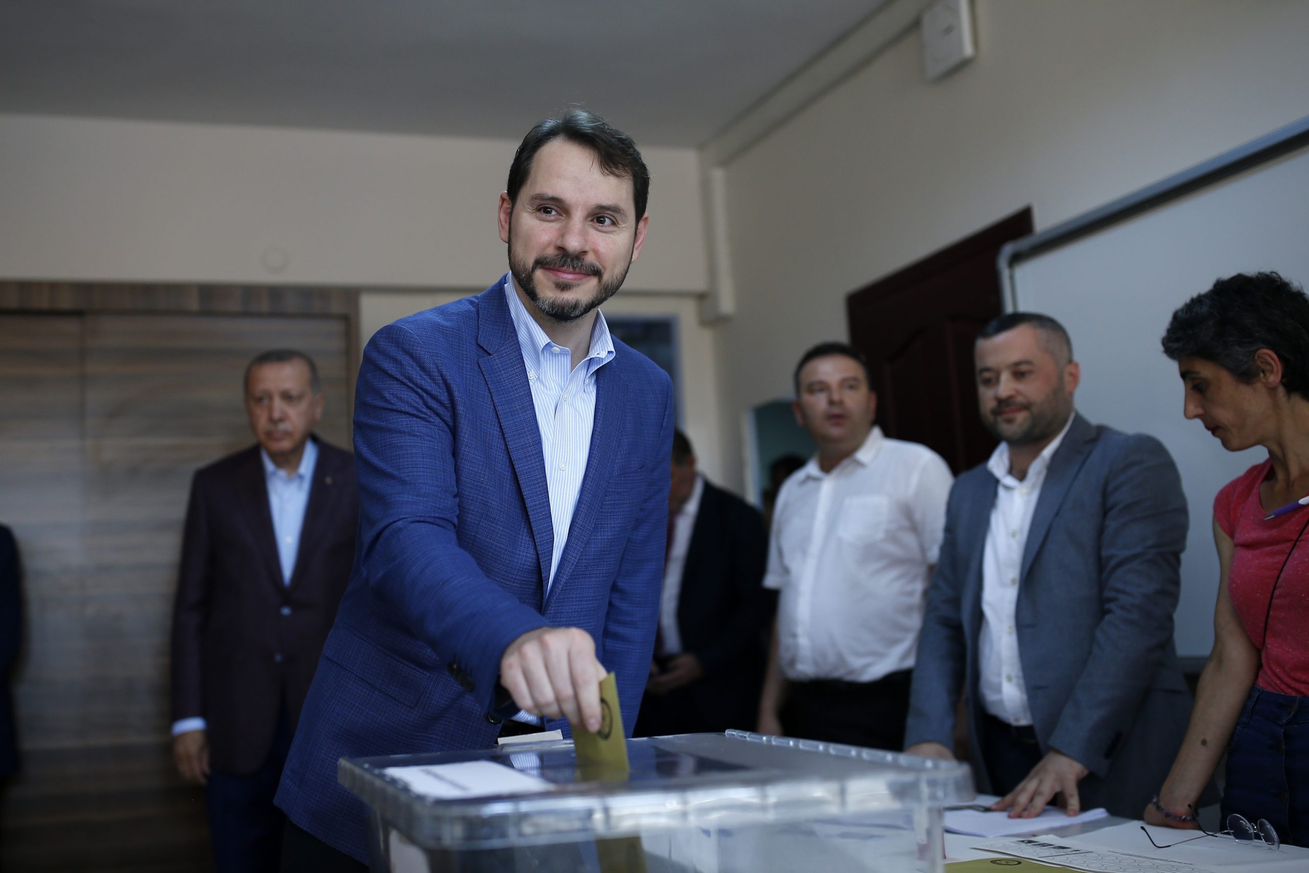 Ein Tag danach: Erdoğan nimmt Rücktritt von Albayrak an – Nachfolger steht fest