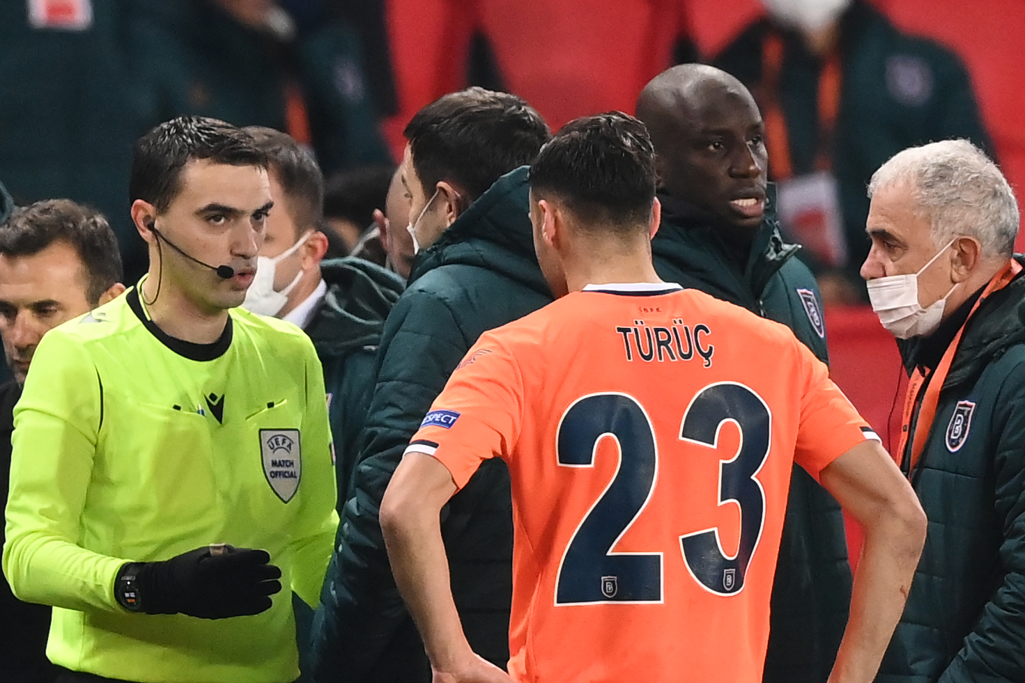 Tumulte in Paris: Champions-League-Partie zwischen PSG und Başaksehir Istanbul abgebrochen