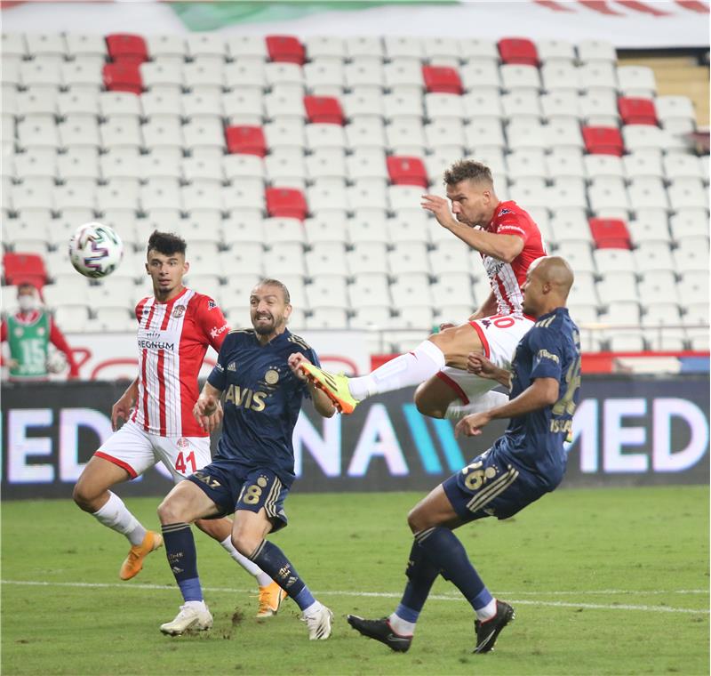 Podolski freut sich auf Özil: „Bereicherung für die Liga und im besten Fußballer-Alter“